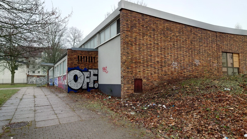 schwimmhalle bernsdorf - abriss lässt auf sich warten